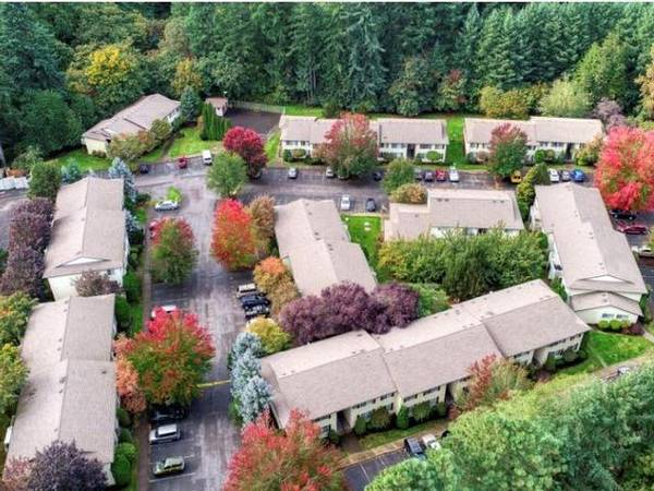 $1,516 / 2br - 860ft2 - Close to Highways 205 & 213, Large Closets, Disposal, Pantry (19839 Hwy 213, Oregon City, OR 97045)63820909188867124