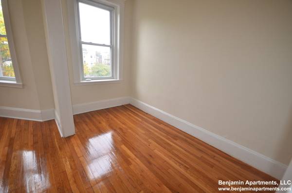 $2,145 **NO FEE ** Allston Studio with Heat HW included . Cat ok (Allston)64150310575490124