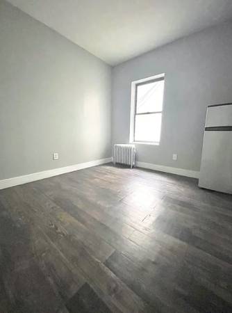 $2,000 🌟 Cozy Sunlit Studio w/ Renovated Kitchen – Elevator Building (Flatbush)63788575528705120