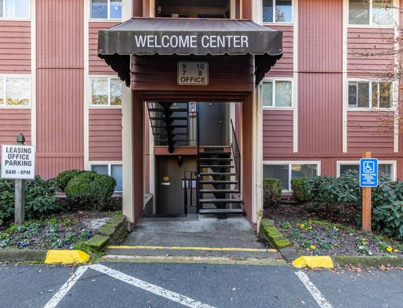 $1,350 / 1br - Awesomely Affordable | Clubhouse, Pets Welcome - 1 Free Mth! (North Clackamas)63867270599297122