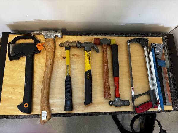 Hand Tools - Assorted hammers, hatchet, hack saw + blades 1