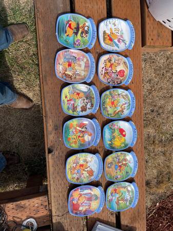 Winnie The Pooh “all year round” collection plates 1