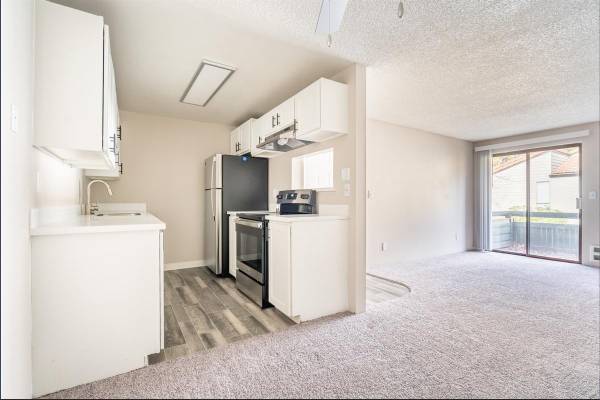 $1,899 / 2br - 880ft2 - Renovaciones Interiores Completas, Chimenea de Leña (Lynnwood)63688514512131120