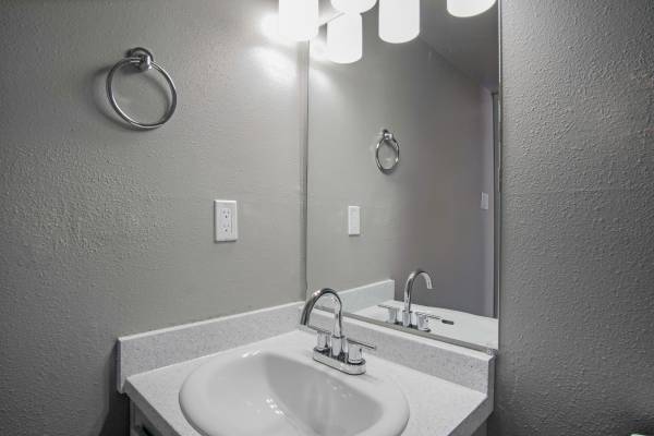 $1,595 / 2br - 924ft2 - 2x1.5 Renovated Townhome Coming Soon Near Parks, Downtown, & UNR (Reno)63682255278081123
