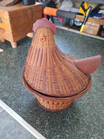 CHICKEN WICKER BASKET 1