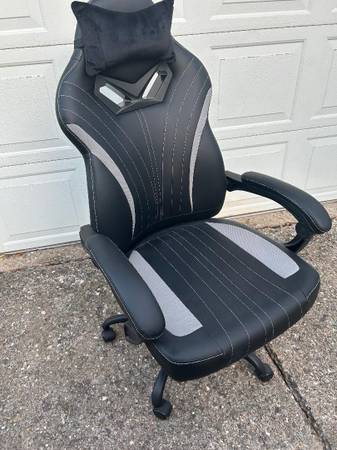 LIKE NEW GAMING CHAIR 1