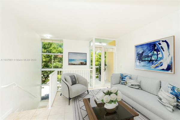 $3,000 / 2hab - 1068ft2 - ¡Casa adosada de 2 pisos a pocas cuadras del océano! (Harding House-Surfside)64001847784834123