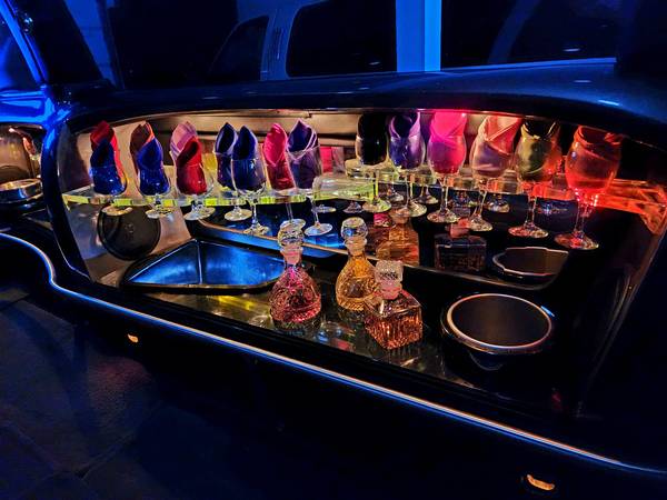 LIMOUSINE *For Sale *15 Passengers *EXTRA CLEAN *LIKE NEW. *Very Nice - $14,50063617157059459123