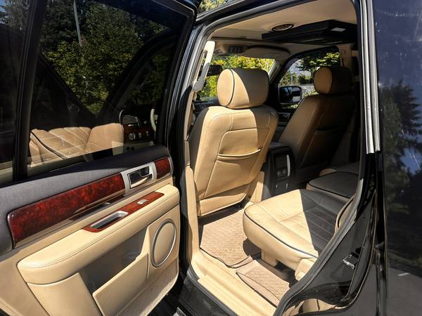 2005 Lincoln Navigator 4x4 (21k miles on engine) - $4,500 (Bellevue)63624422846593124