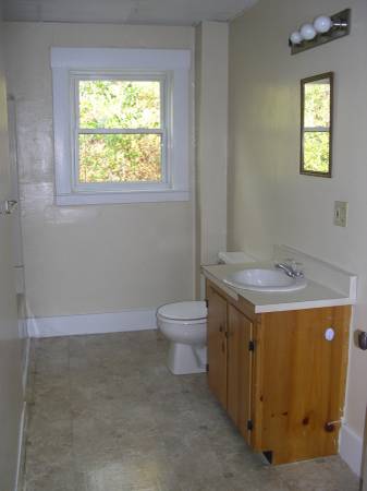 $850 / 2br - 111 Lake rd (Newport)63976980262786120