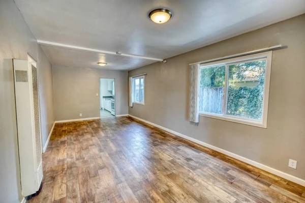 $2,000 / 2br - 950ft2 - MINUTES FROM DOWNTOWN TWO-BED ONE BATH HOME (Woodland Ave, East Palo Alto)63857951790723121