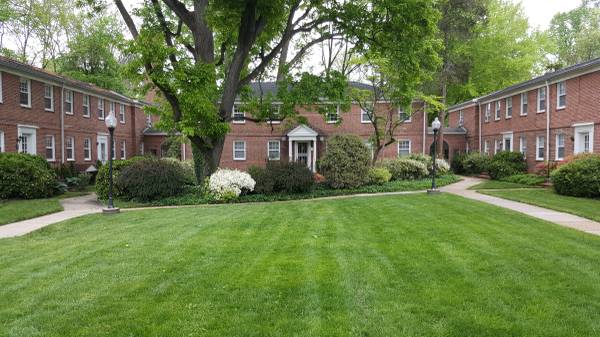 $1,475 / 1br - 900ft2 - ONE BEDROOM GARDEN APARTMENT (ROLAND PARK)63694835752963124