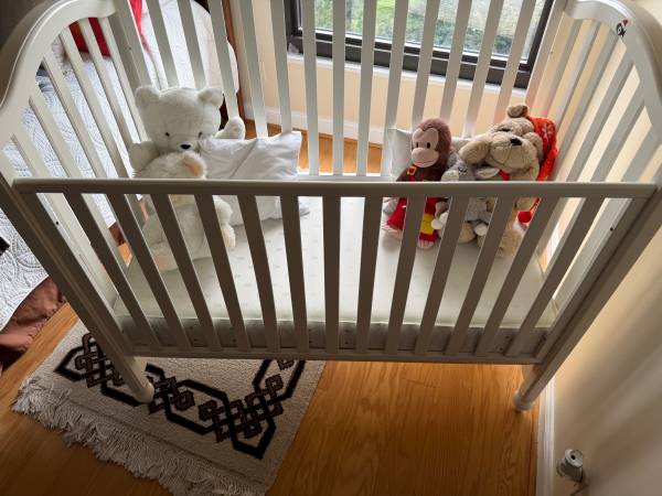 Solid wood white crib with mattress 1