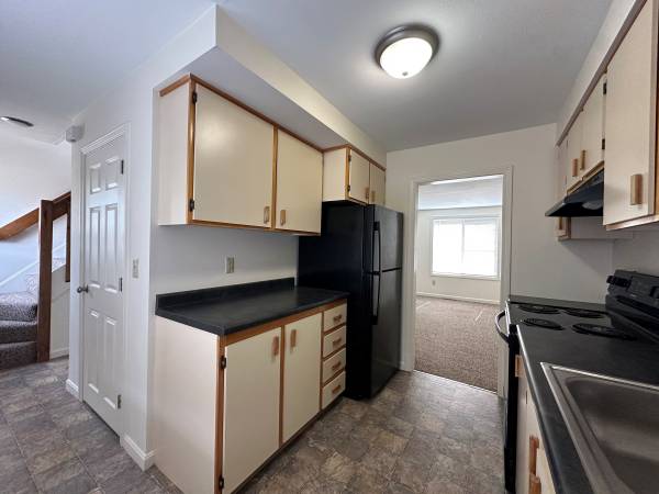 $2,400 / 2br - 980ft2 - End unit town home with fire place! 2 cats allowed. (Milford)63931925091203122