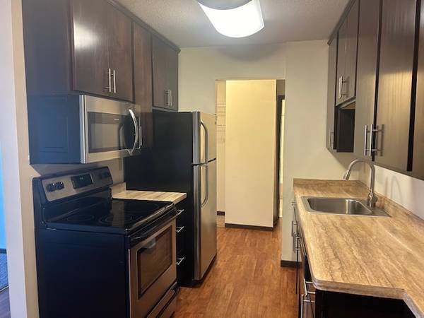 $1,050 / 1br - AMAZING 1 BR- Huge Apt. | Great Kitchen | Available Now! | VIDEO TOUR (Uptown)63990384186755121