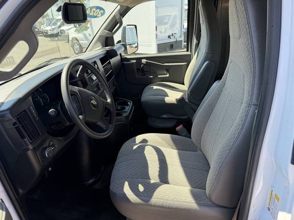 2024 Chevrolet Express 4500 16 - Photo 15