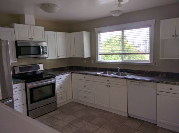 PRICE REDUCED - Charming upper suite in Nanaimo 1