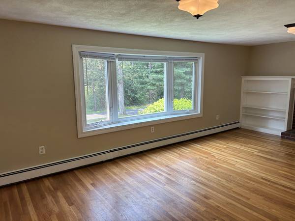 $5,900 / 5 habitaciones - 4171 pies² - ¡Por fin una sensacional VIVIENDA UNIFAMILIAR con todo el espacio y características que necesitas! (Page Rd. Bedford)63655335397379121