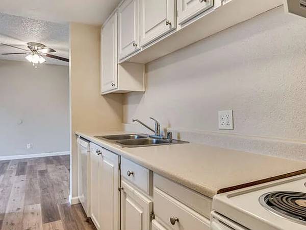 $675 / 2br - 886ft2 - 2BR renovado cerca de Virginia Lake: ¡iluminado, espacioso y accesible a pie! (Reno)63682255186563123