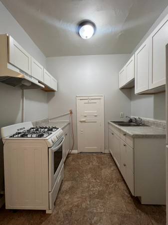 $1,200 / 500ft2 - Charming 500 Sq Ft studio! Heart of Hyde Park! (Hyde Park)63918532176003122