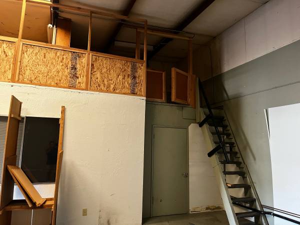 $1,000 / 1000ft2 - 1000 $sq f werehouse &office (Modesto)63970443773955123