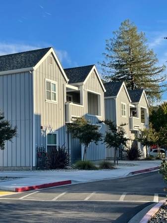 $3,049 / 2br - 1379ft2 - Exclusive Top Floor 2x2 | Vaulted Skylit Ceilings + Full-size W/D (santa rosa)63847330094339123