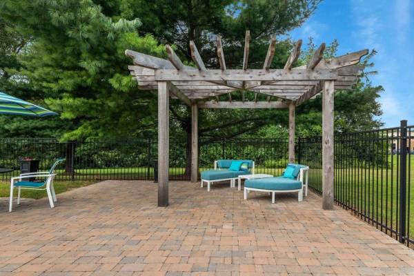 $1,725 / 3br - 1350ft2 - Snuggle up with FIDO in our charming 3 bd, 2 ba! We're pet-friendly! (Hendersonville)63673250344193123