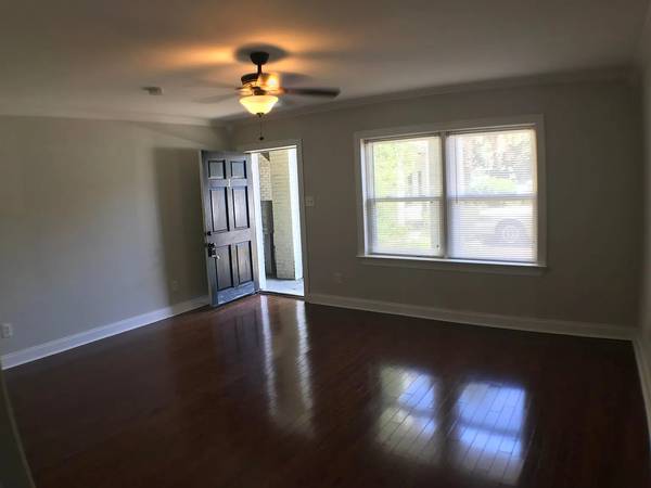 $1,950 / 2br - 774ft2 - Great Location, Two Bedroom, Close To Shopping, Dining & Schools! (Charleston)64016107928705121