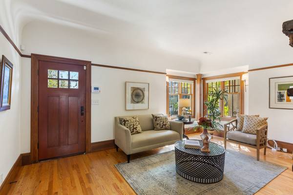 $4,120 / 2br - Hermosa casa de estilo Arts and Crafts reformada cerca de Piedmont Ave - Accesible a pie (oakland piedmont / montclair)63858053345665124
