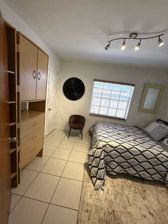 $895 / 1br - Furnished Private Room/ All Utilities Included/ wifi/ parking (North Miami Beach)63379589995779122