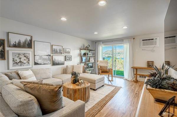 $1,300 / 1br - 667ft2 - The Lake, City & Mountain views are magnificent! No expense spared on (Chelan)63886983225985121