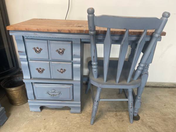 Juego de cómoda de estilo granja con escritorio - $260 (área de Modesto Village One)63470292085377122