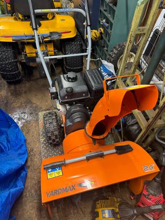 Yard Max Snowblower NEEDS ENGINE 1