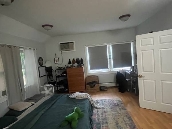 $1,675 / 2br - Spacious 2 bed, 1 bathroom end unit (Putney)63313507917441123