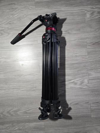 Manfrotto 546B Tripod with MVH502A Fluid Video Head 1