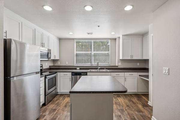 $3,826 / 2br - 1557ft2 - Petaluma Townhome Available Now (petaluma)63880131049473121