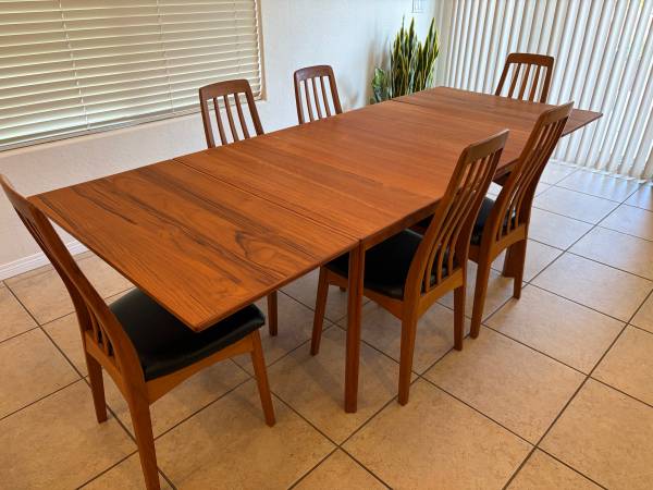 Vintage mid century expanding table. Chairs not for sale 1