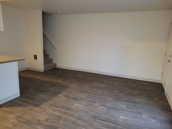 $1,725 / 2br - 880ft2 - UBICACIÓN PRIVILEGIADA, TOWNHOME, Disponible en agosto, CON GARAJE Y LAVADORA/SECADORA (Este de Gresham)63831397660675124