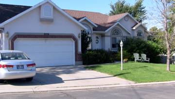 $1,595 / 2br - Secluded Basement Apartment - Private Entrance - 6 to 12 months (Millcreek)63674380887427121