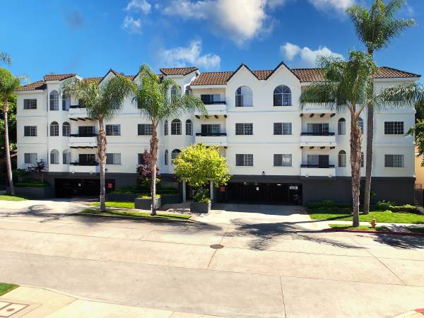 $3,145 / 2br - 2 Bedroom Sherman Oaks, New Remodel, High Ceiling, W&D In-Unit (Sherman Oaks)63998006179970120