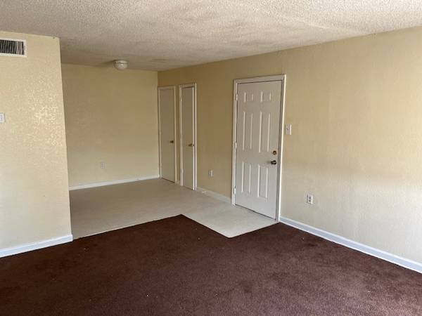 $900 / 1br - Large 1 Bedroom in a Very Quiet Part of West Bank Available Sept 1st (West Bank)63903421602562122