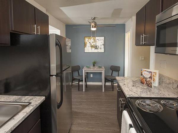 $1,950 / 2br - 810ft2 - Close to Public Parks & Schools, Upgraded Pull-Out Shower Head (fairfield / vacaville)63834323589379120