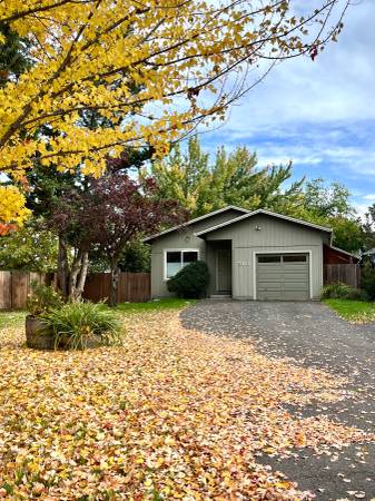 Bright and Sweet - 2BR home with yard and garage 1