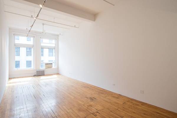 $1,395 / 702ft2 - Perfectly-Sized Work Loft for Studio/Gallery or Office (1932h-405) (Pilsen East)63898736188034120