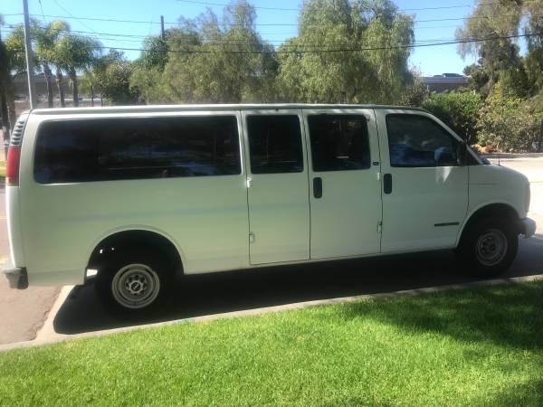 Furgoneta GMC Cargo Van 3500 de una tonelada, 2001. Pocos kilómetros. Funciona y conduce excelente - $3.200 (San Diego)63507490550913123