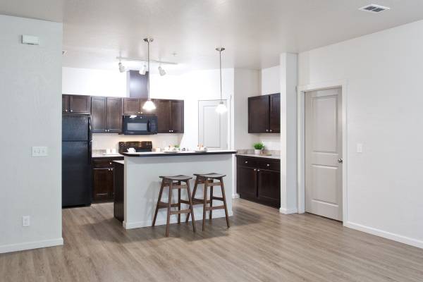 Spacious 2 Bed / 2 Bath Apartment w/ Garage & W/D – Resort-Style Commu 1