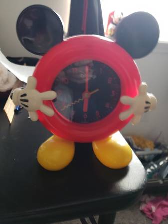Mickey Mouse Clock with hands go up & down 1