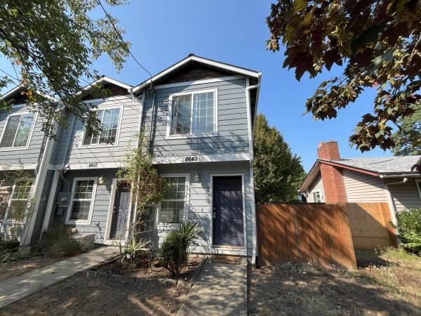 $2,095 / 2br - 1020ft2 - Cozy 2-Bedroom Home with Private Patio & Convenient Layout (Portland)63820940502915120