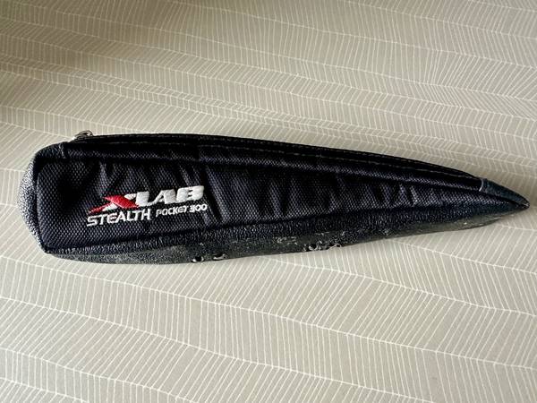 Xlab Stealth Pocket 300 bicycle top tube zipper bag 1