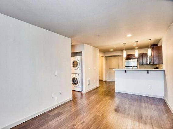 $1,700 / 1br - 584ft2 - Custom Hardwood Cabinets, On-Site Parcel Lockers (West Seattle)63773355343363123
